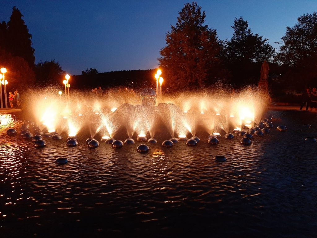 Večerní fontána