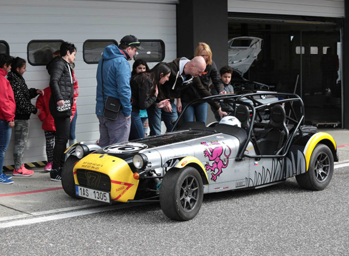 Caterhamy rozdávaly na autodromu radost dětem