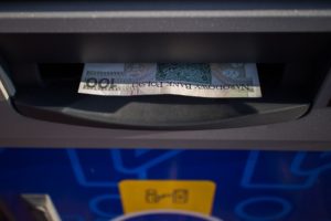 Výběr z bankomatu v cizině