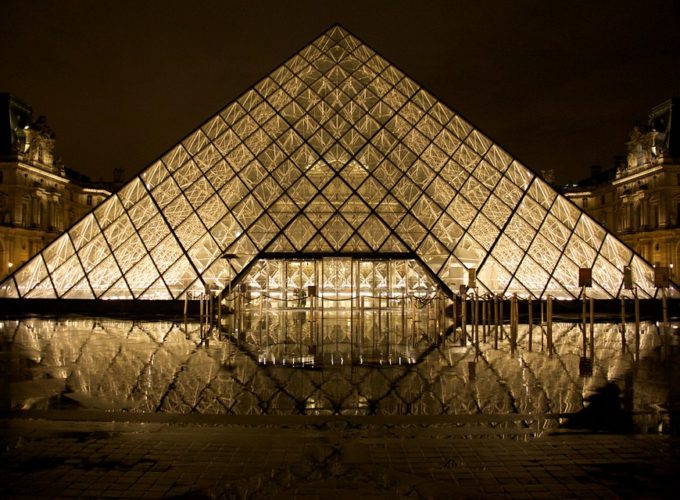Věděli jste, že jste mohli přespat v pyramidě Louvru?