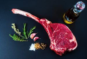 Steak je o mase. Kosti ani tuk neřešte