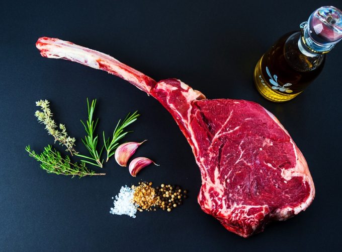 Steak je o mase. Kosti ani tuk neřešte