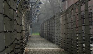 Tábory smrti, kde umíraly tisíce lidí denně. Dnes je může navštívit kdekdo