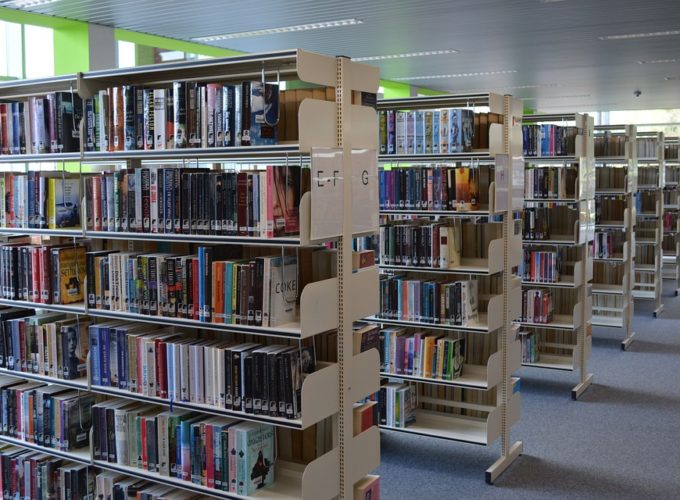 Ať regál spolehlivě stojí. Vyvarujte se chybám při montáži