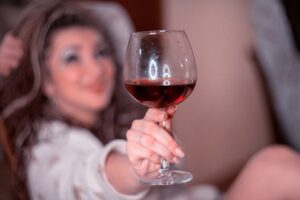 Alkohol v kombinaci s jinými návykovými látkami. Jak vážné je toto spojení?