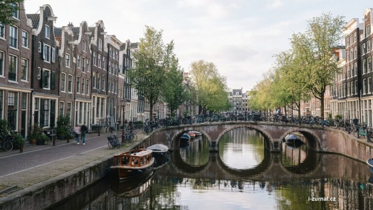 Amsterdamský kanál s úzkými domy a mostem