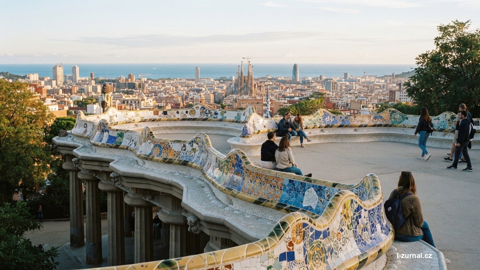 Mozaiková terasa nad Barcelonou s výhledem na město a moře