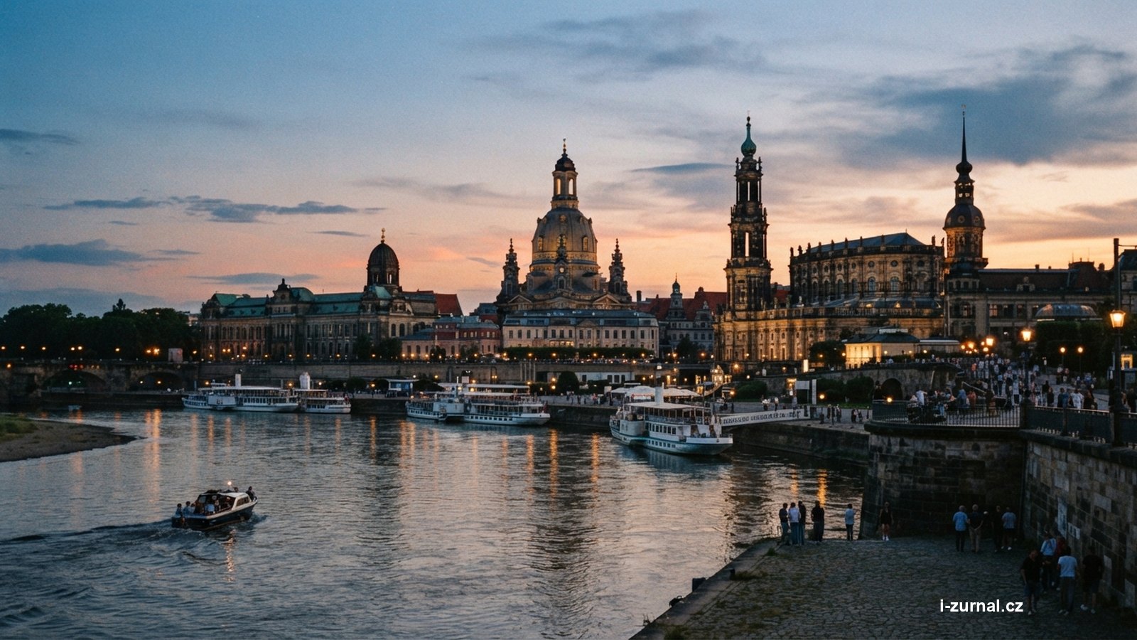 Panorama historických Drážďan s kupolí Frauenkirche od Labe