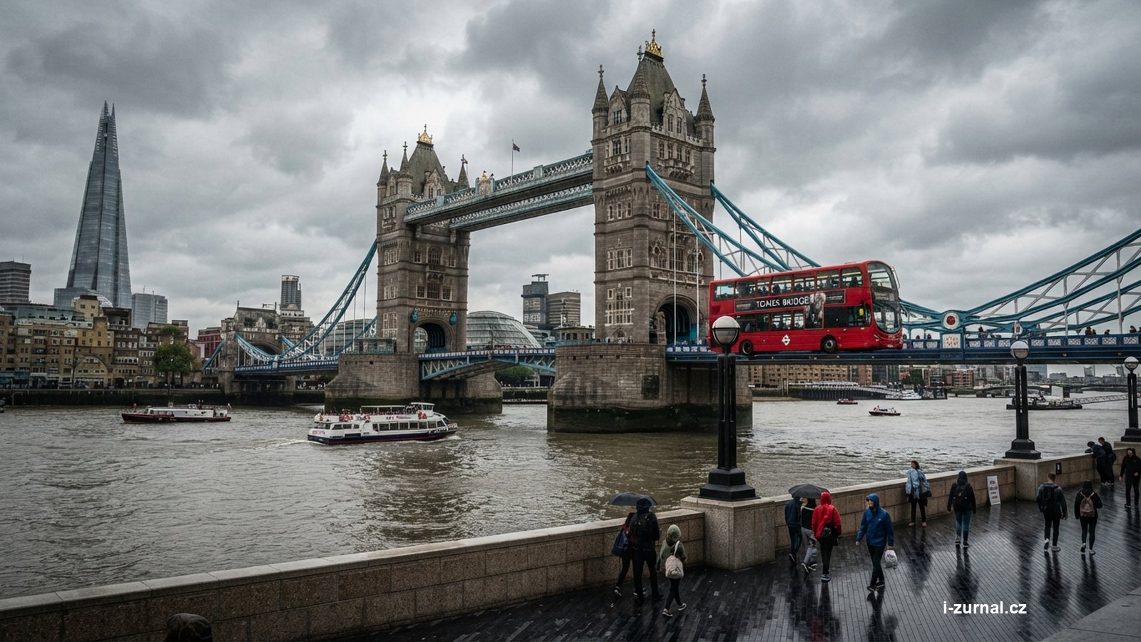 Tower Bridge v Londýně z nábřeží Temže