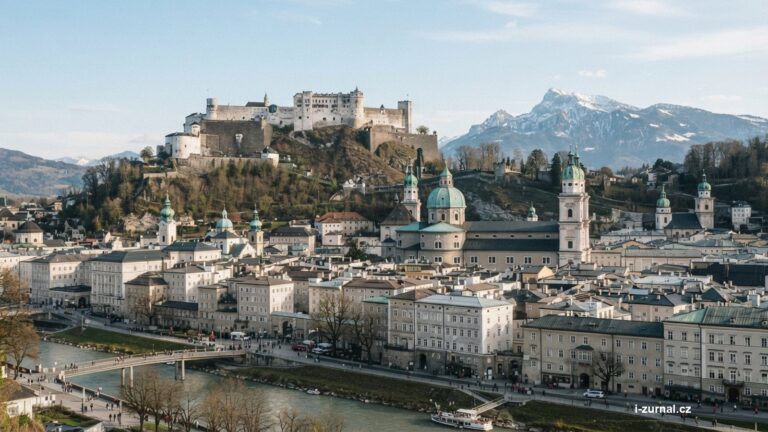 Pevnost Hohensalzburg na kopci nad barokním jádrem Salcburku
