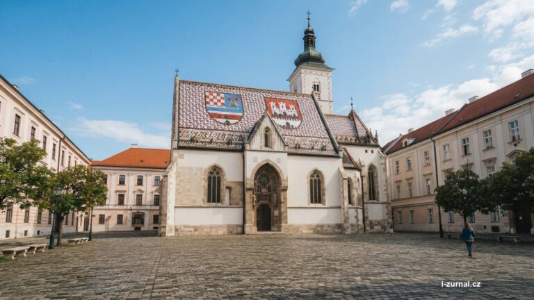 Kostel s barevnou kachlovou střechou v Záhřebu