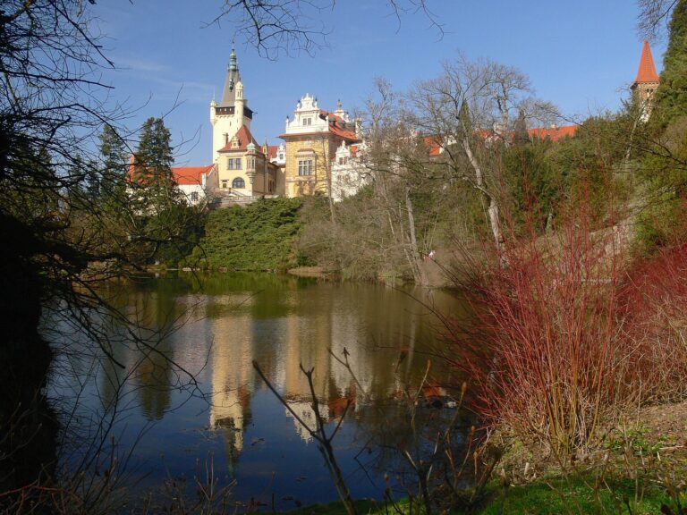Zámek v Průhonicích na fotografii z roku 2007. Ilustrace areálu, jehož park posloužil natáčení Arabely; nejde o záběr ze seriálu.