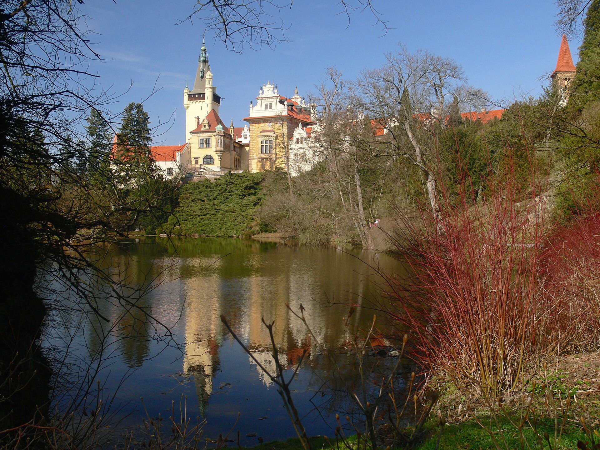 Zámek v Průhonicích na fotografii z roku 2007. Ilustrace areálu, jehož park posloužil natáčení Arabely; nejde o záběr ze seriálu.