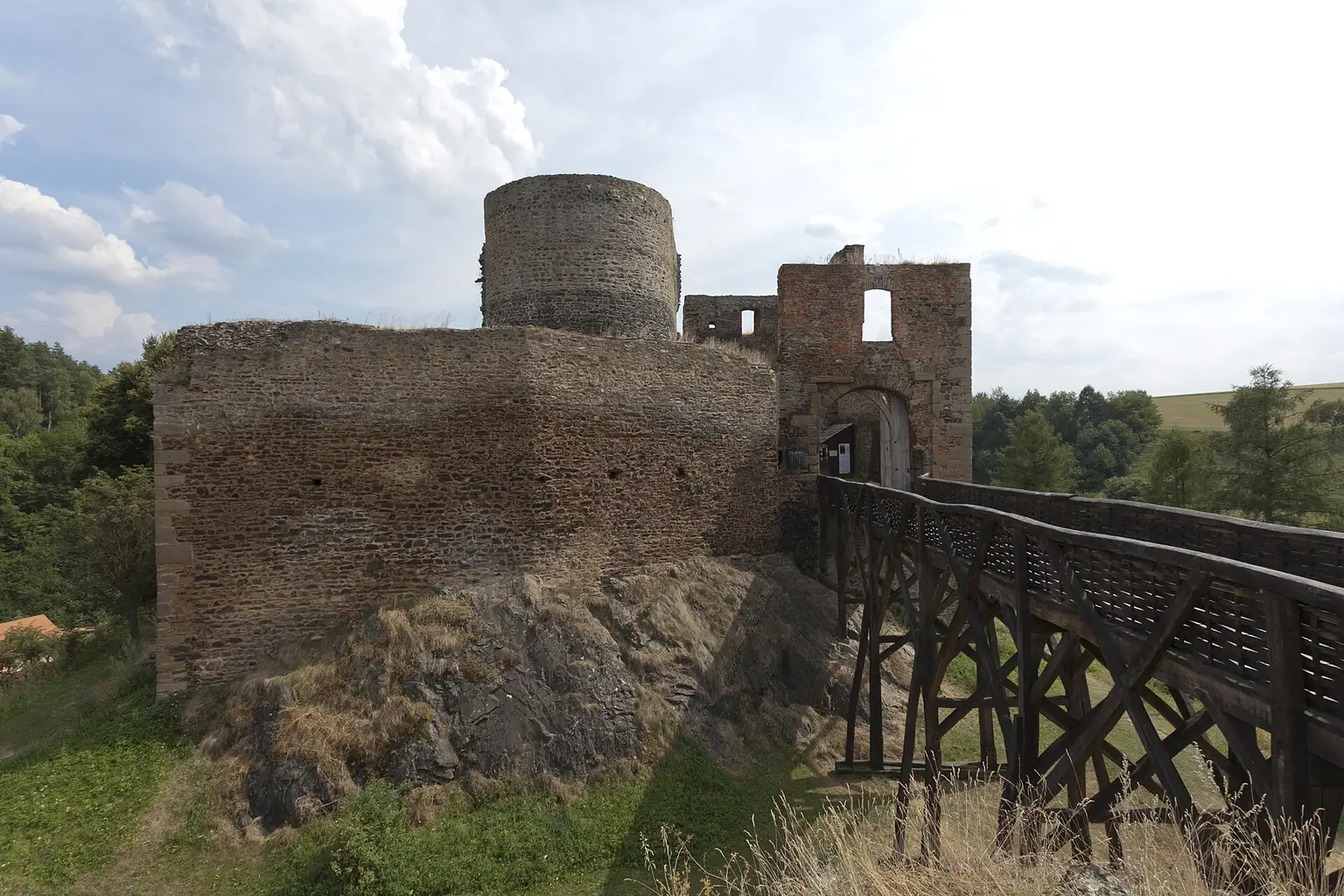 Hrad Krakovec s mostem na fotografii z roku 2013. Skutečná památka spojená s filmem Ať žijí duchové!, nikoli filmový záběr.