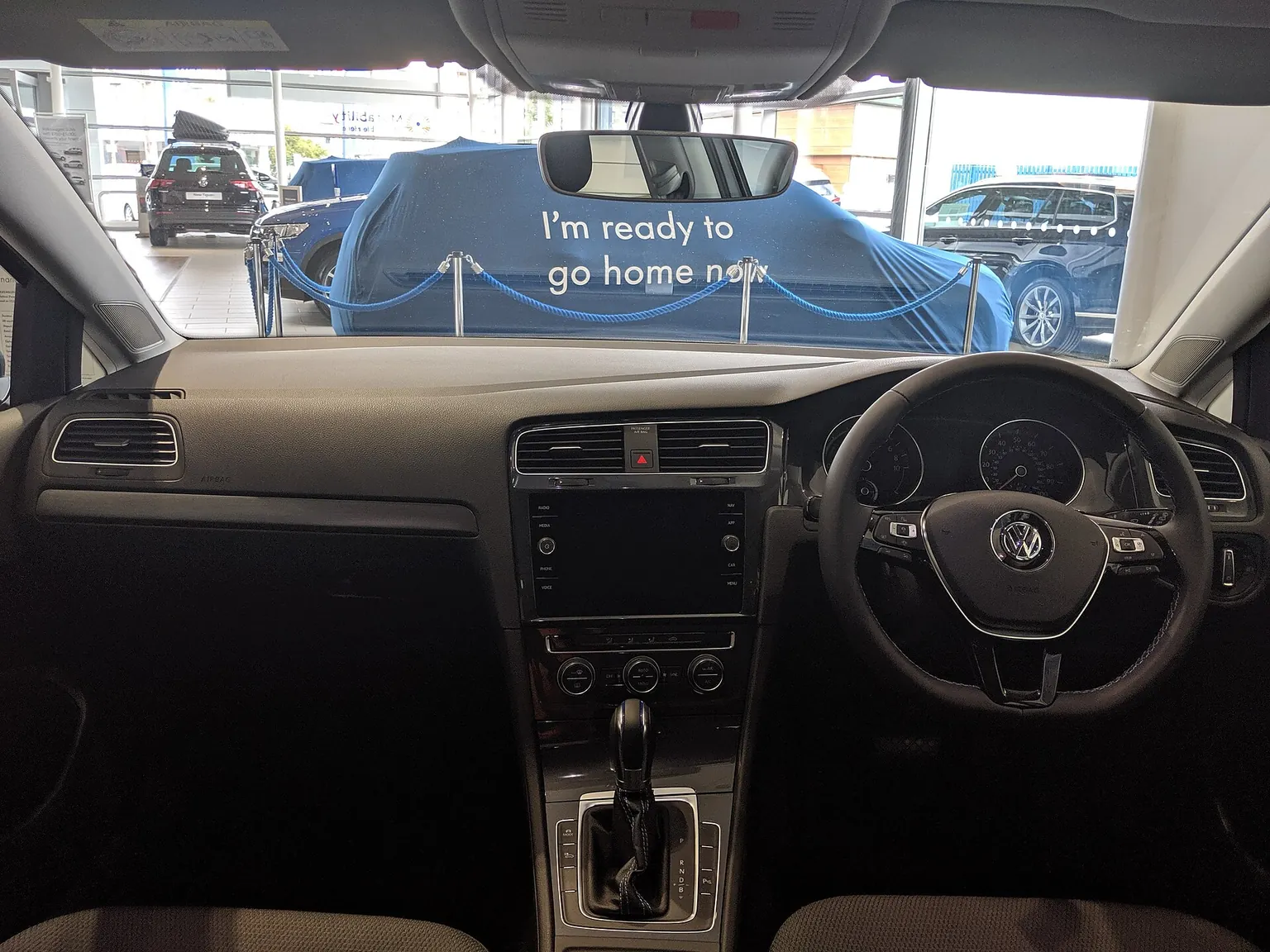 Interiér vozu Volkswagen e-Golf s pravostranným řízením, 2019; obecná ilustrace, nikoli návod k umístění tlačítka Auto Hold.