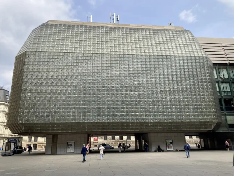 Nová scéna Národního divadla v Praze. Ilustrační fotografie architektury k filmu Bod obnovy, nikoli filmový záběr.