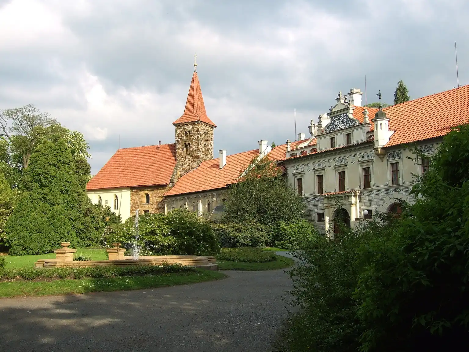 Průhonický zámek a park na fotografii z roku 2010. Ilustrace královského prostředí, nikoli filmový záběr nebo určení místa natáčení filmu Byl jednou jeden král...