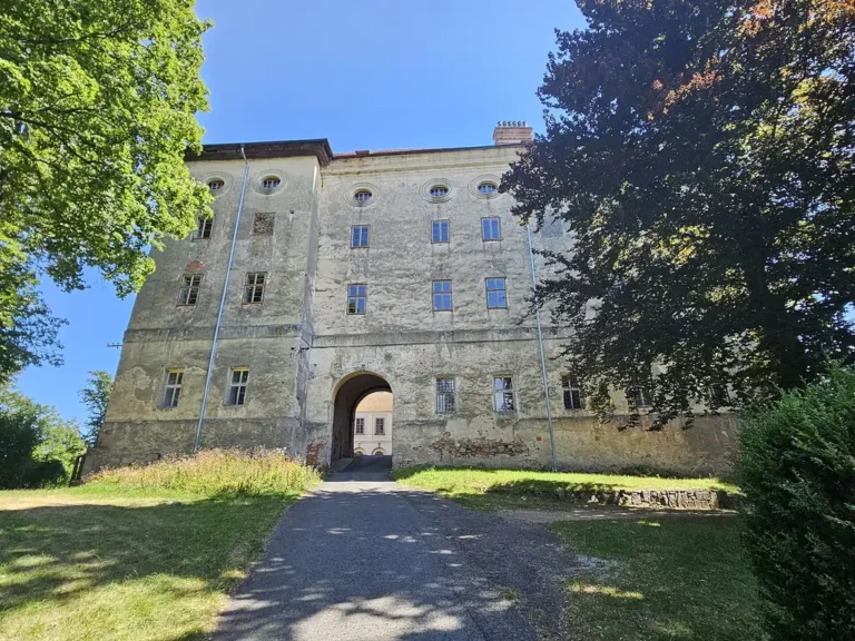 Zámek Zelená Hora u Nepomuka na fotografii z roku 2025. Lokace filmu Černí baroni, zachycená více než třicet let po jeho vzniku.