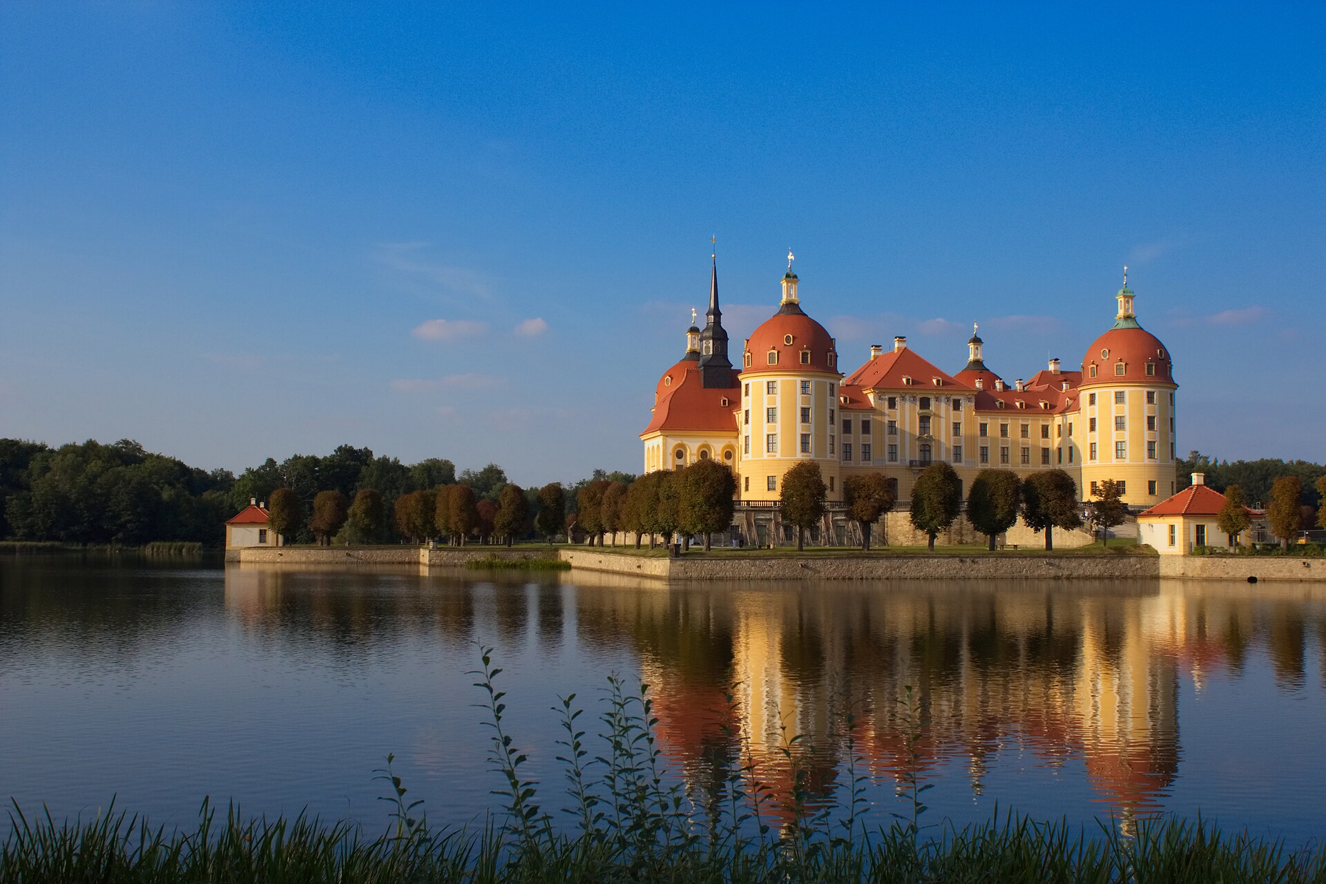 Saský Moritzburg na fotografii z roku 2012, známý z Tří oříšků pro Popelku. Ilustrační fotografie k výběru pohádek, nikoli filmový záběr.