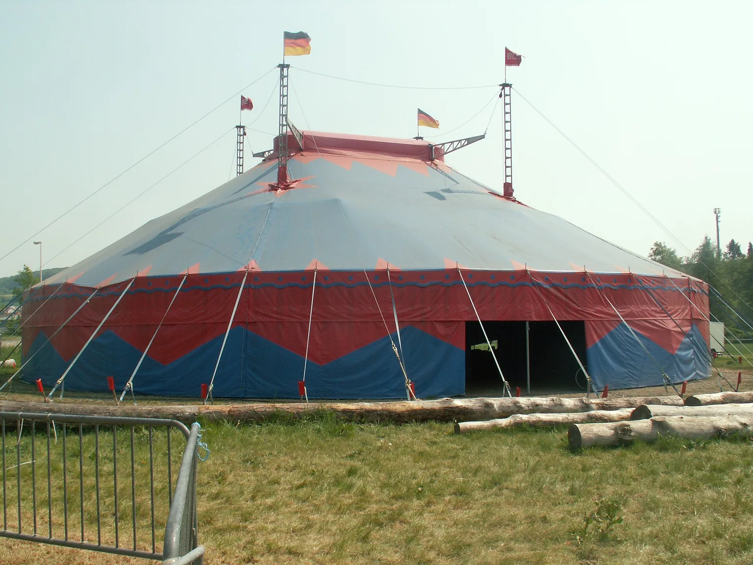 Stan skutečného cirkusu Bely v roce 2007. Ilustrace cirkusového prostředí, nikoli stan ze seriálu Cirkus Humberto.