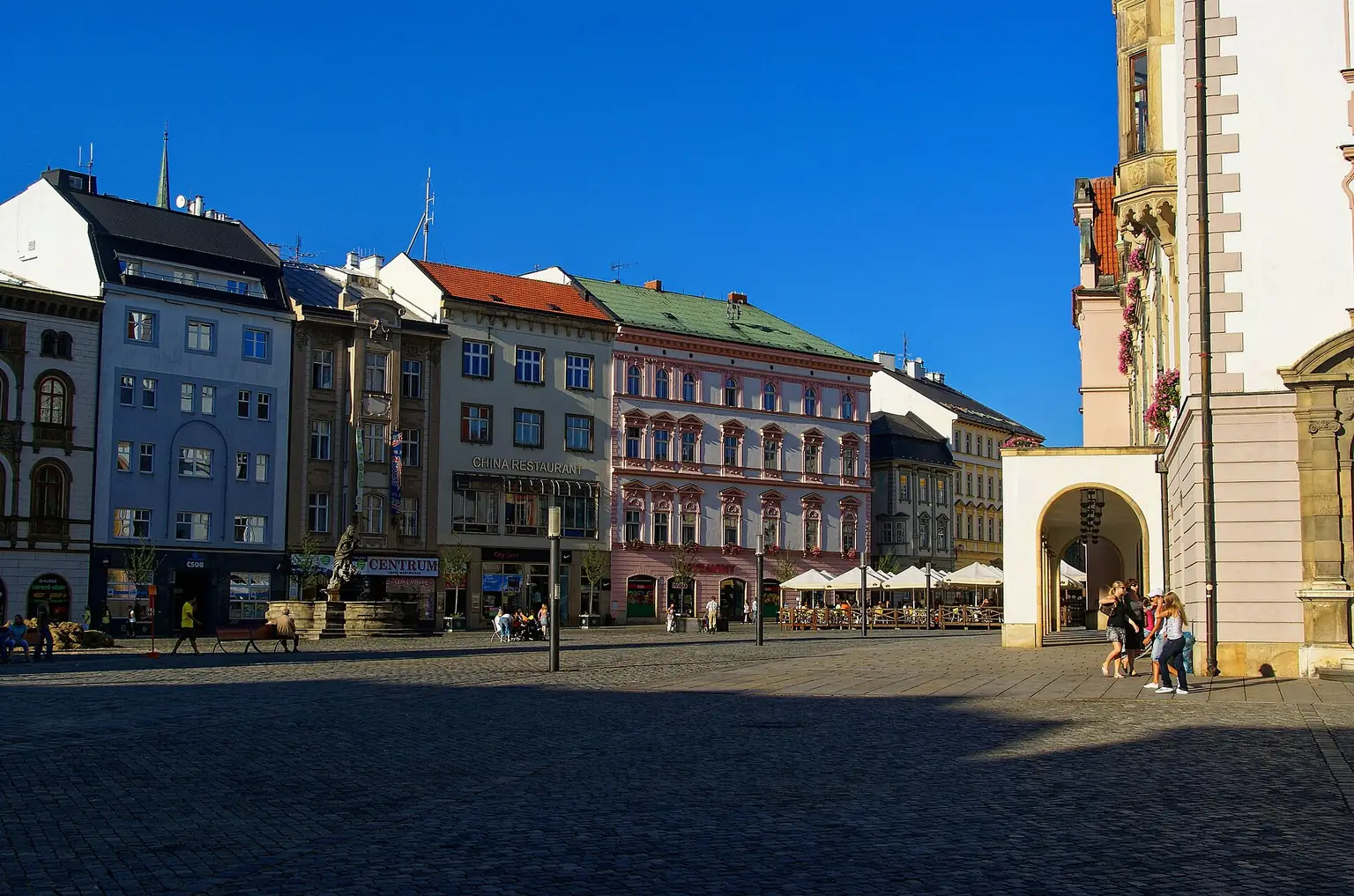 Horní náměstí v Olomouci při pohledu podél radnice na fotografii z roku 2008. Snímek nedokládá současný stav oprav ani provozní omezení.