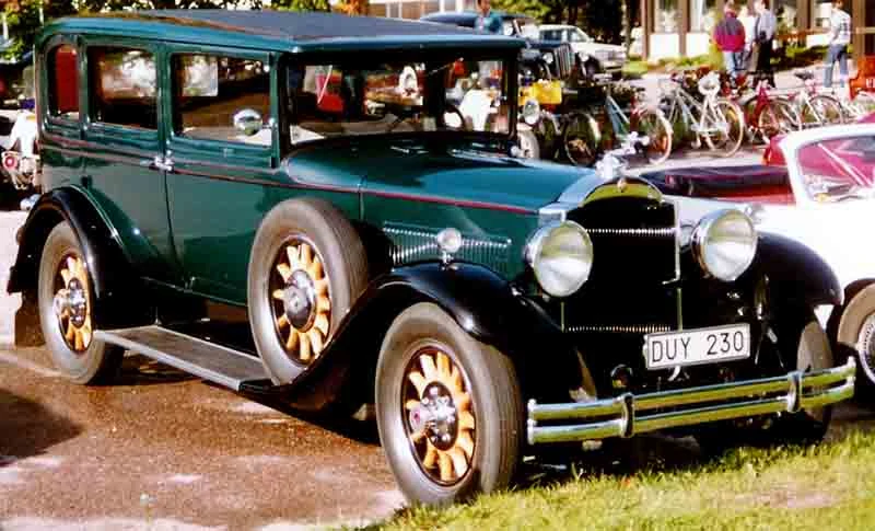 Automobil Packard 726 z roku 1930. Ilustrace gangsterské stylizace, nikoli filmový vůz nebo záběr z filmu „Čtyři vraždy stačí, drahoušku“.