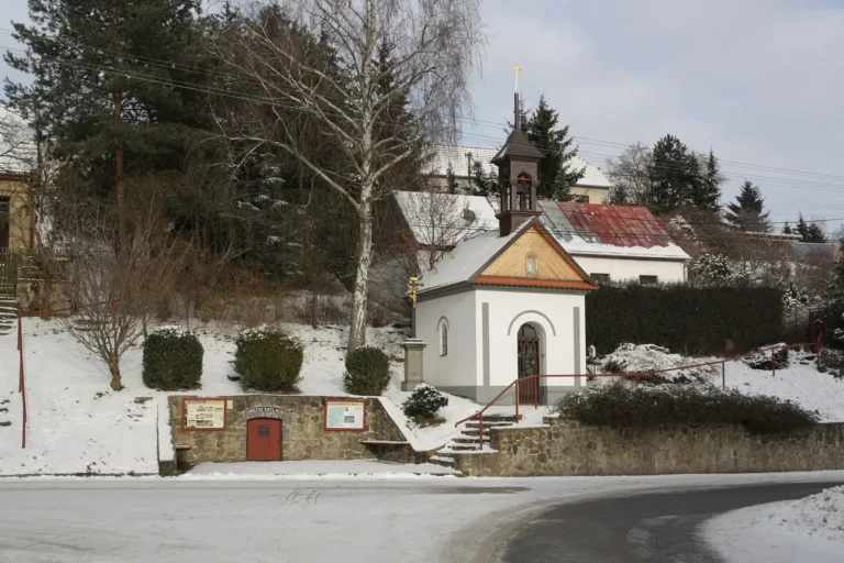 Kaple na návsi v Olšanech na Vyškovsku v roce 2021. Obec je spojená s natáčením filmu Dědictví; snímek nezobrazuje Bohušův dům.