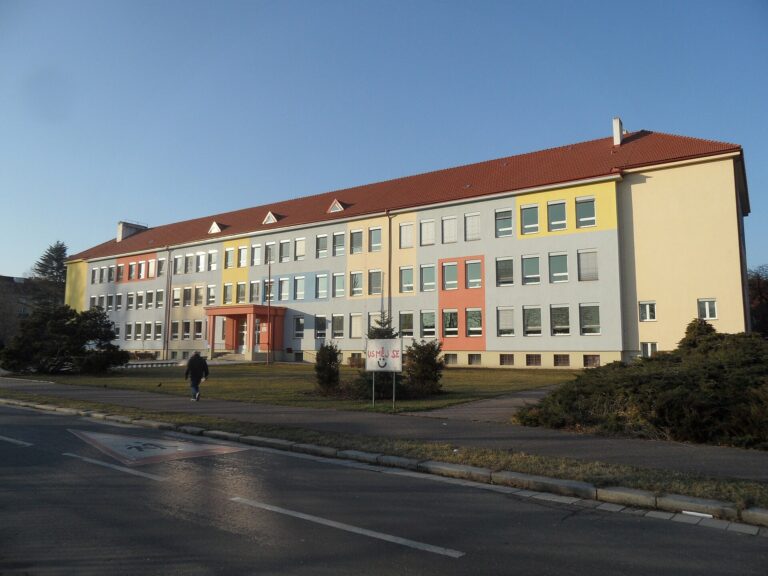 ZŠ Staňkova v Pardubicích na fotografii z roku 2020. Doložené místo natáčení Dívky na koštěti po rekonstrukci; nejde o záběr z filmu.