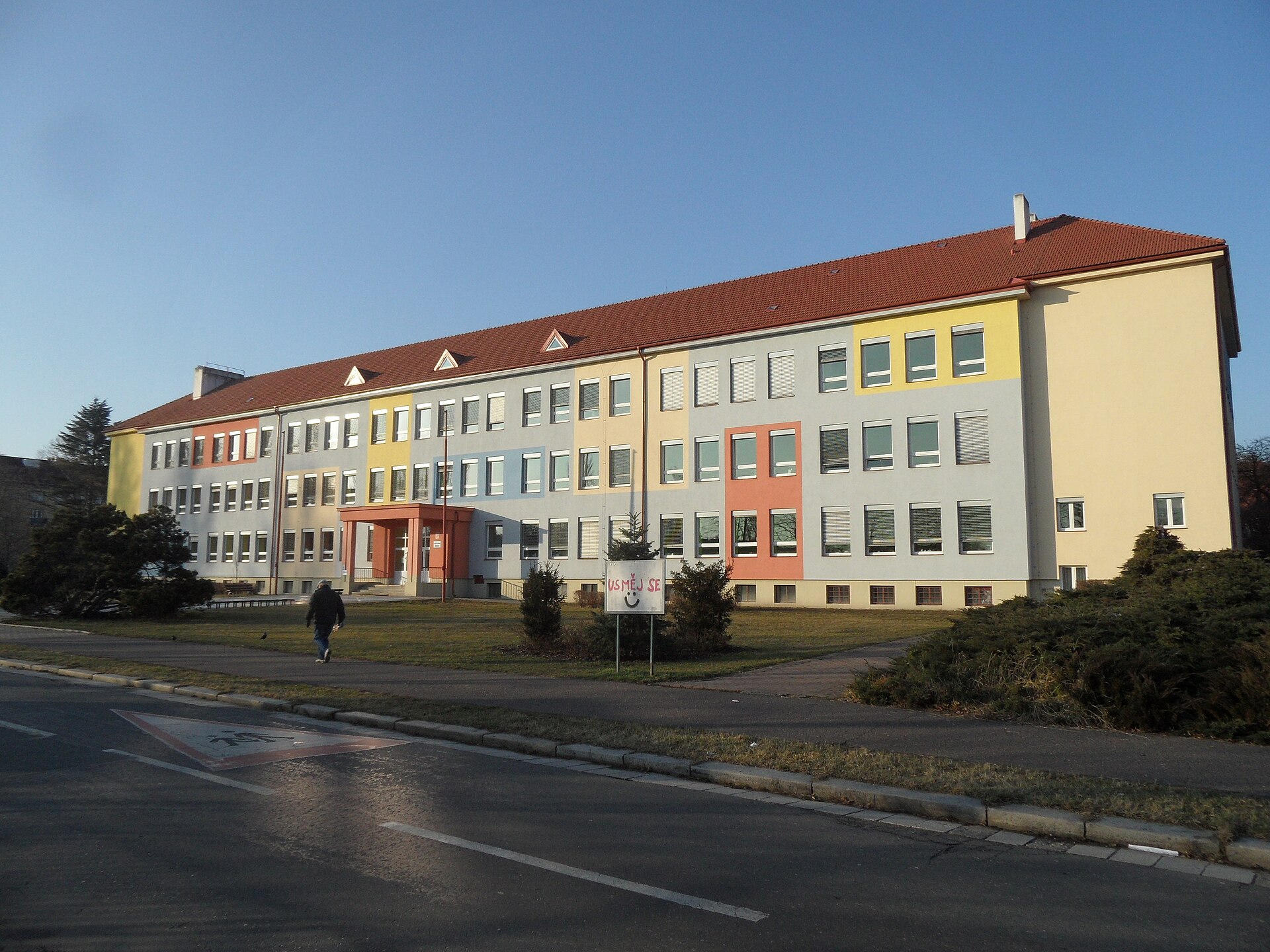 ZŠ Staňkova v Pardubicích na fotografii z roku 2020. Doložené místo natáčení Dívky na koštěti po rekonstrukci; nejde o záběr z filmu.