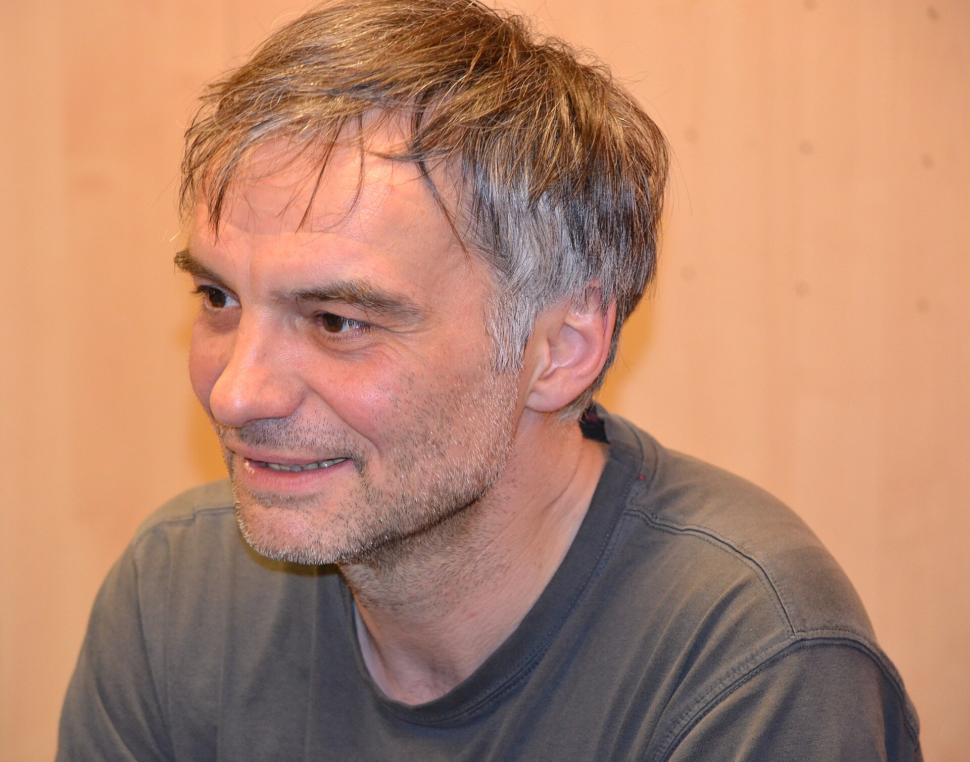 Ivan Trojan, představitel docenta Otta Stehlíka, na fotografii z roku 2013. Nejde o záběr ze seriálu Docent.