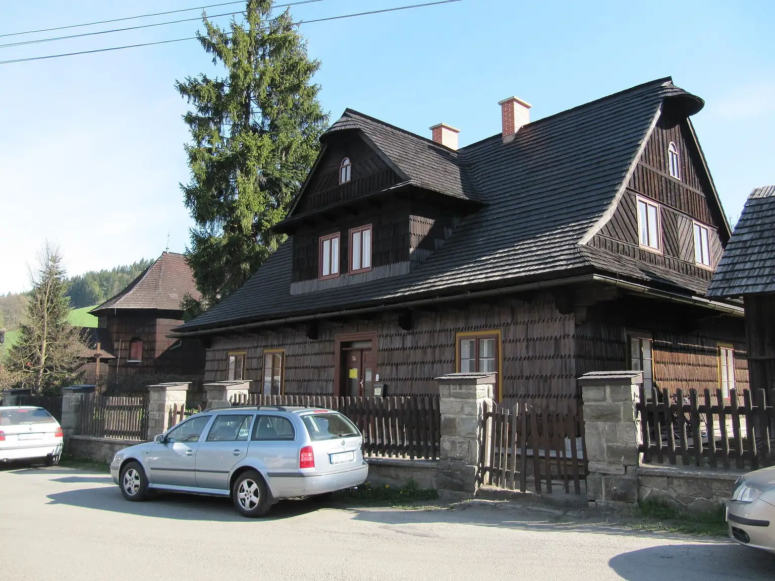 Fara ve Velkých Karlovicích, obci natáčení seriálu Doktor Martin. Fotografie z roku 2012, nikoli seriálový záběr.