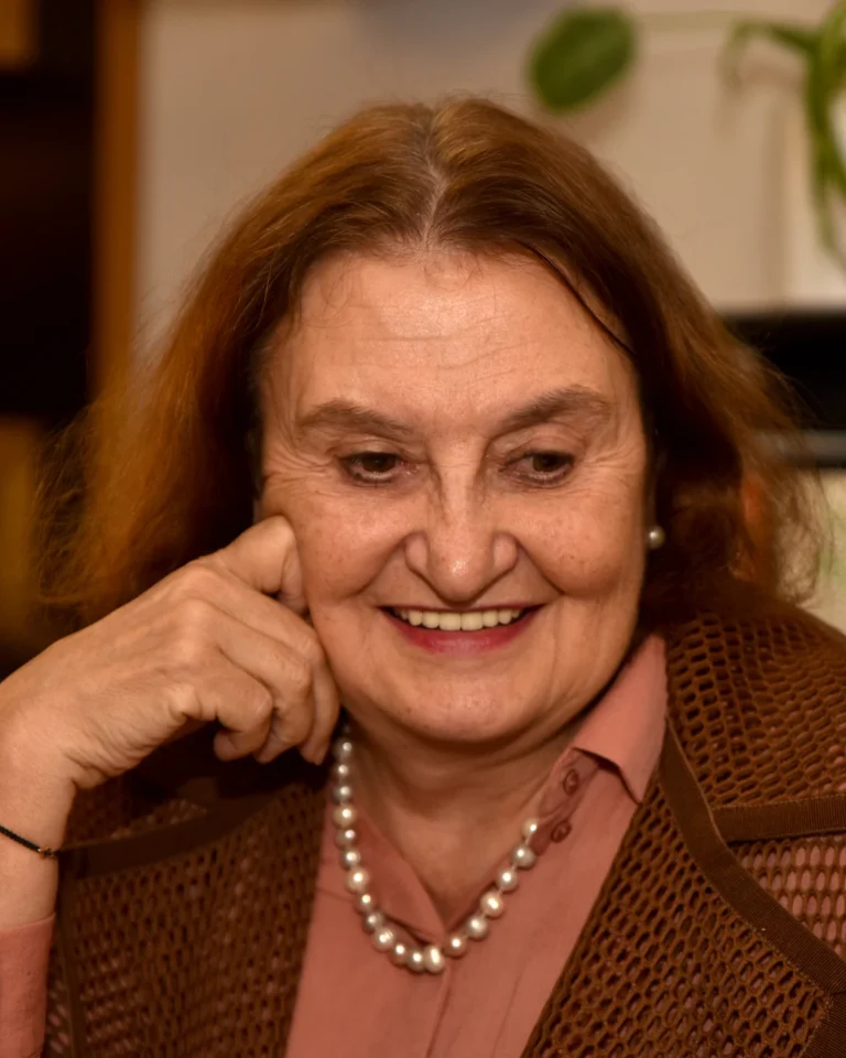 Herečka Eva Holubová na portrétní fotografii z roku 2023.