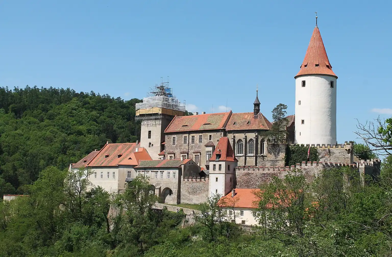 Hrad Křivoklát na fotografii z roku 2018. Místo spojené s natáčením filmu Honza málem králem, nikoli filmový záběr.