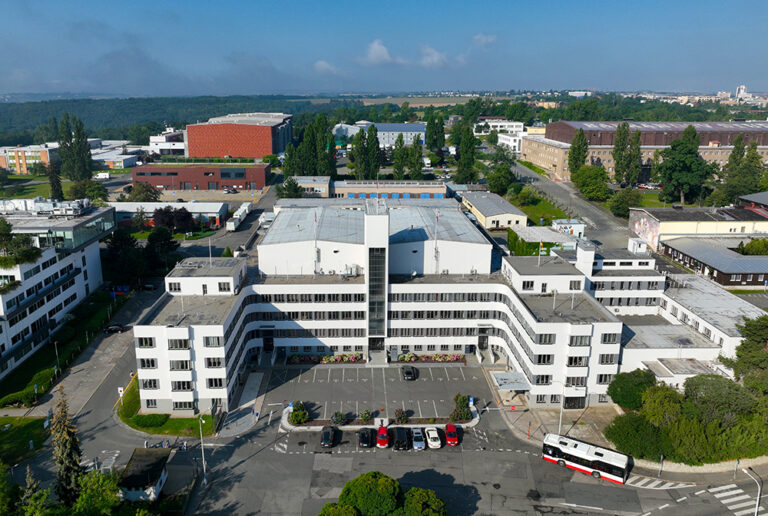 Areál Barrandov Studio na letecké fotografii z července 2022. Zde vznikl studiový interiér seriálu Hospoda; snímek nezachycuje seriálový lokál.