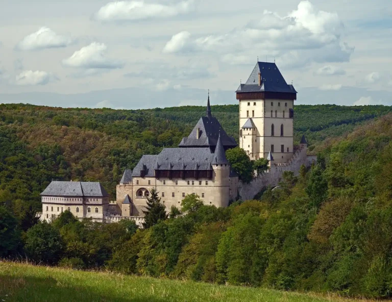 Hrad Karlštejn na fotografii ze září 2015; skutečný pohled na areál, nikoli aktuální dokumentace návštěvního provozu.