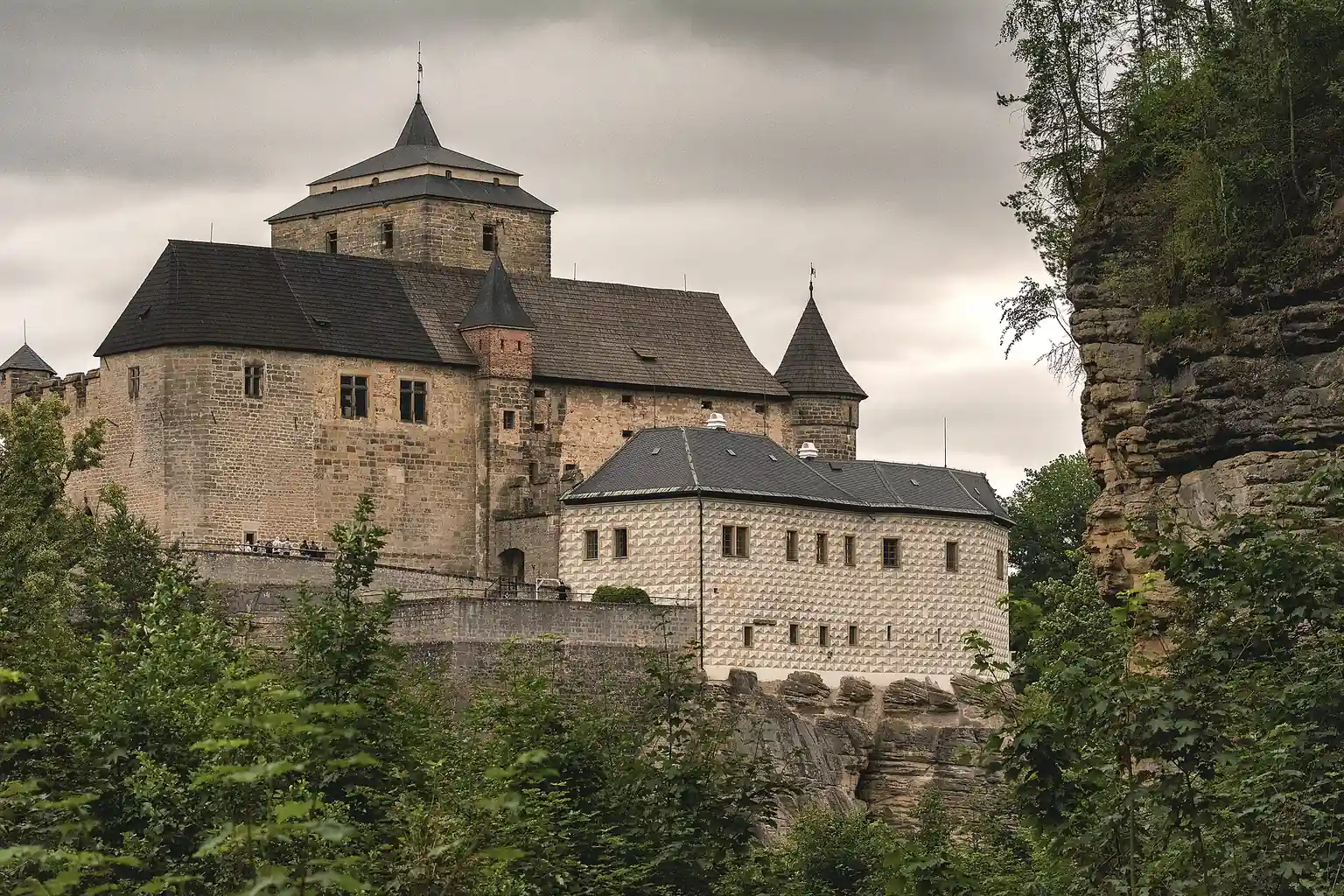 Hrad Kost na archivní fotografii Martina Vorela z roku 2018; současný provoz ověřujte podle návštěvních informací.