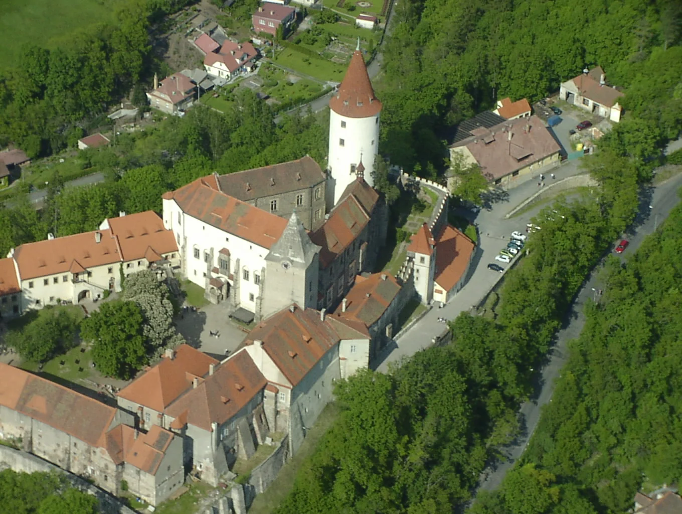 Hrad Křivoklát na letecké fotografii z roku 2004; archivní snímek nedokládá aktuální návštěvní provoz.