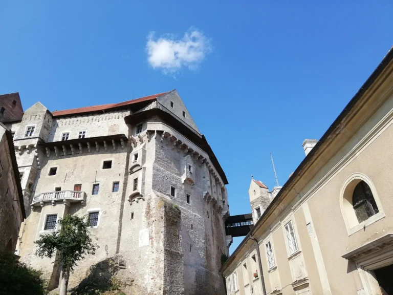 Hrad Pernštejn na skutečné archivní fotografii z nádvoří; snímek nedokládá aktuální návštěvní provoz.
