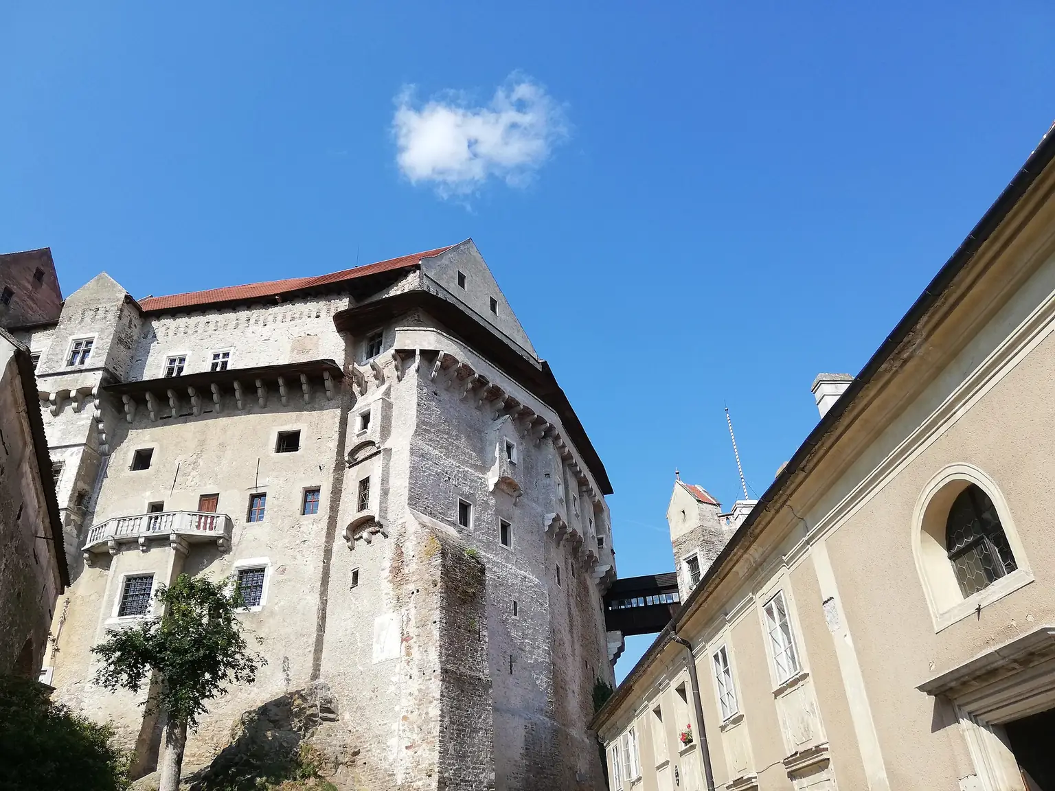 Hrad Pernštejn na skutečné archivní fotografii z nádvoří; snímek nedokládá aktuální návštěvní provoz.