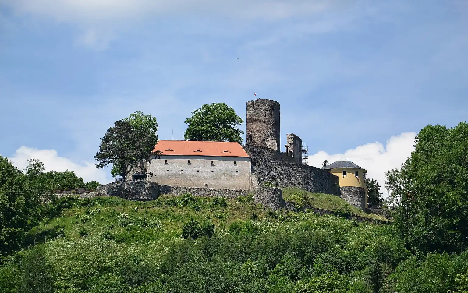 Hrad Svojanov na archivní fotografii z roku 2015; současný provoz a podobu zahrad ověřujte podle návštěvních informací.