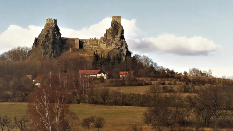 Hrad Trosky na skutečné archivní fotografii; snímek nedokládá aktuální počasí ani návštěvní provoz.
