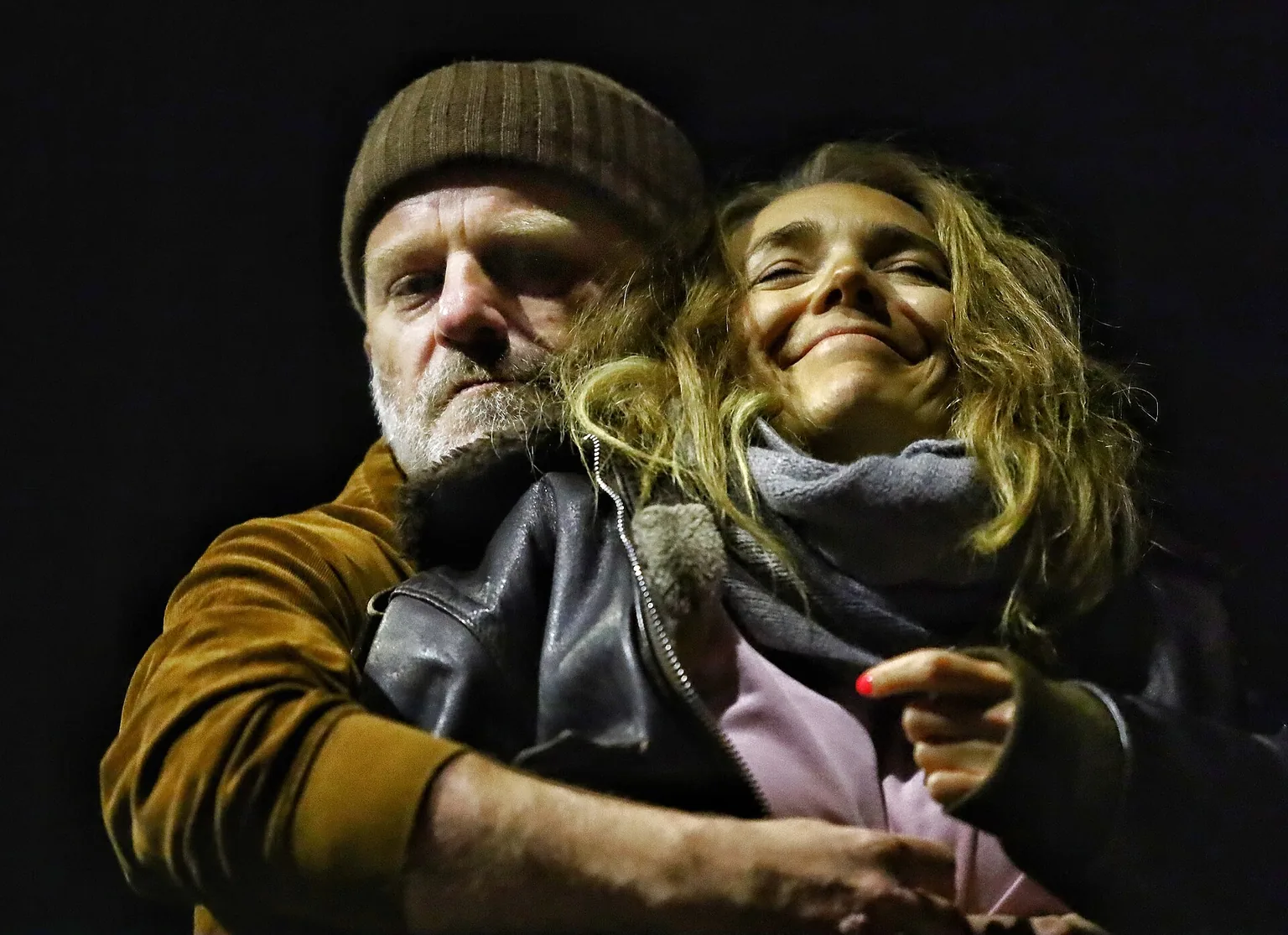 Hynek Čermák vlevo na divadelní fotografii z roku 2022. Snímek z představení, nikoli fotografie jeho soukromé partnerky.