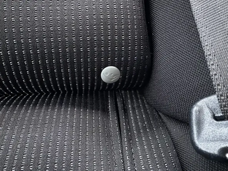 Označení místa uchycení ISOFIX na sedadle Mitsubishi Lancer z roku 2008; snímek nenahrazuje návod k montáži.