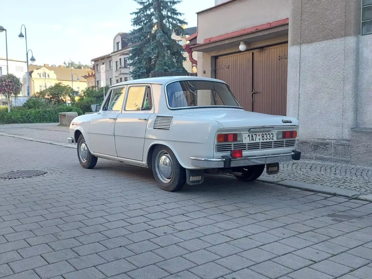 Škoda 100 v Semilech na fotografii z roku 2023. Ilustrace automobilového prostředí; nejde o doložený vůz nebo lokaci z filmu.