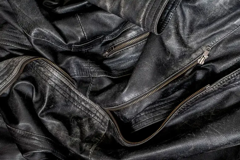 Detail nošené černé kožené bundy Jofama; péči o konkrétní kus určuje materiál, povrch a etiketa.