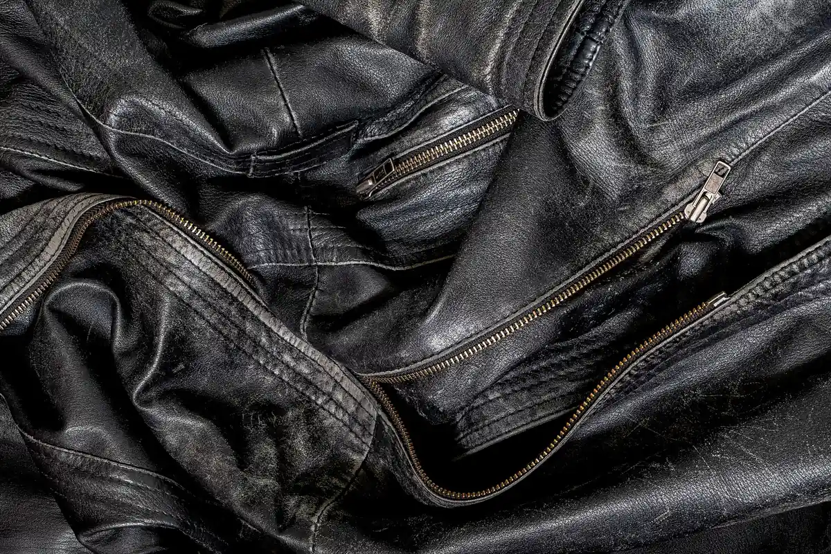 Detail nošené černé kožené bundy Jofama; péči o konkrétní kus určuje materiál, povrch a etiketa.