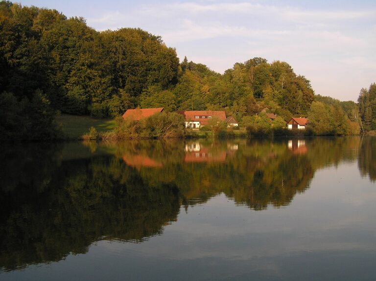 Věžický rybník v Českém ráji na fotografii z roku 2009. Lokalita spojená s lezeckými scénami; nejde o filmový záběr.