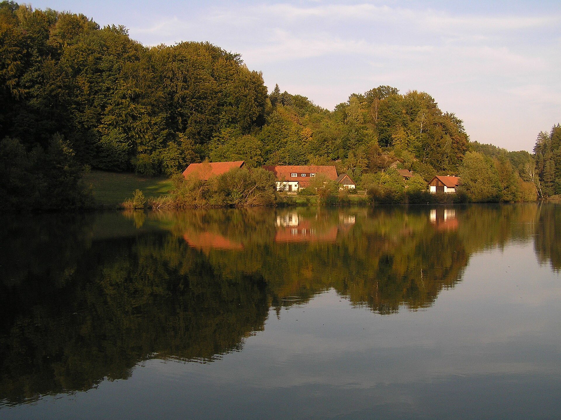 Věžický rybník v Českém ráji na fotografii z roku 2009. Lokalita spojená s lezeckými scénami; nejde o filmový záběr.