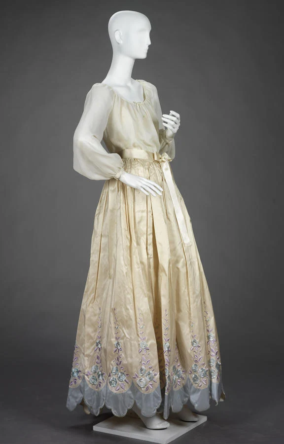 Vyšívaná hedvábná halenka a sukně Oscar de la Renta z roku 1977 ve sbírce RISD Museum; ilustrační historický model, nikoli oděv určený tímto návodem k domácímu praní.