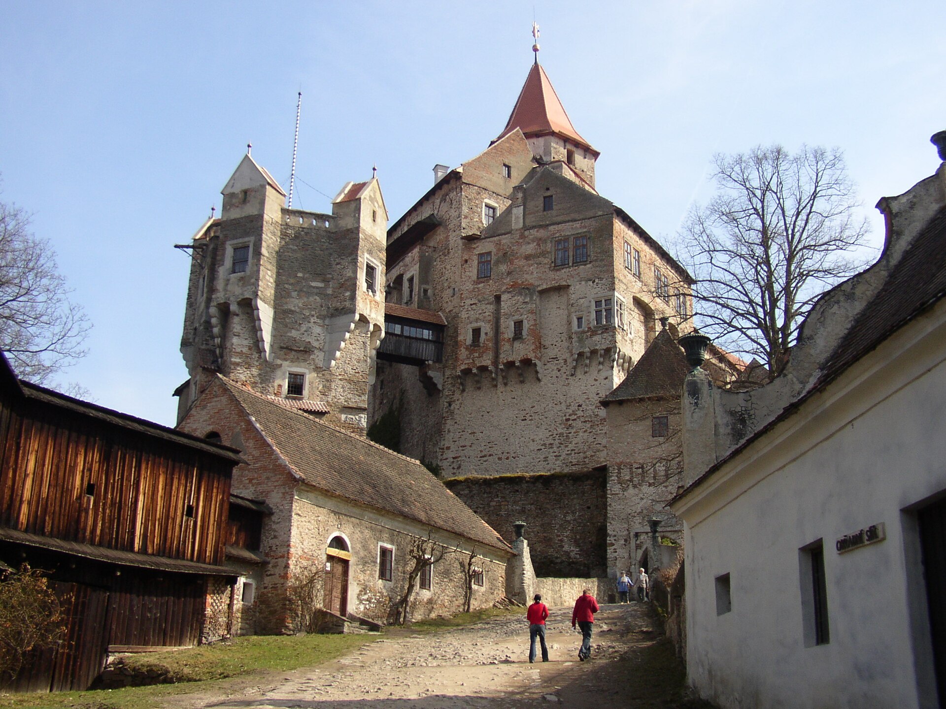 Hrad Pernštejn, jedna z lokací pohádky Jak se budí princezny. Fotografie skutečného místa, nikoli filmový záběr.